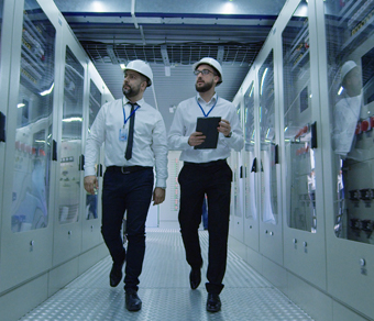 Hombres de ENEL X dando seguimiento al servicio de provisionales de obra
